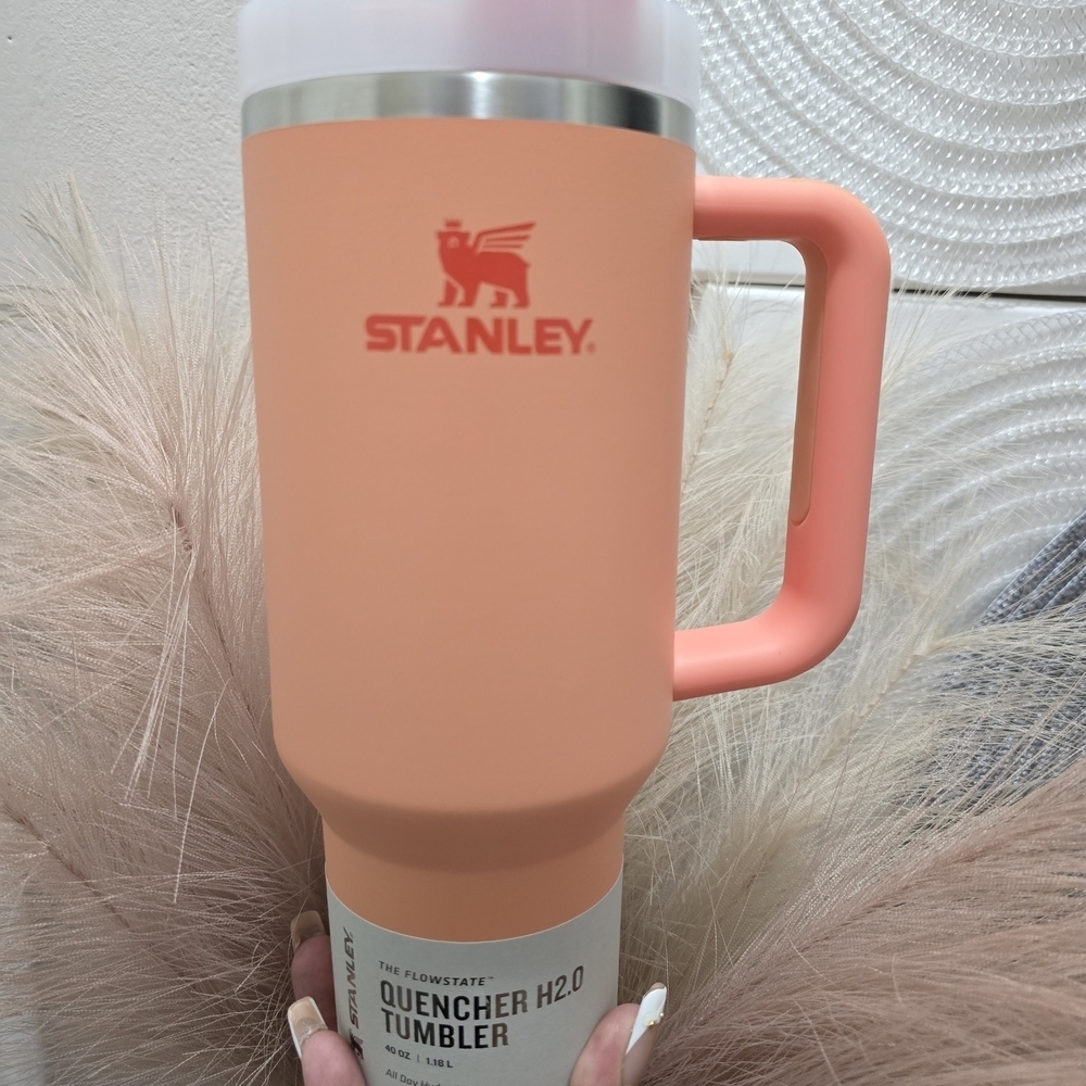 Stanley Quencher H2.0 Tumbler in Peach